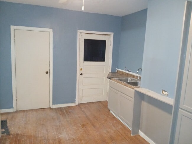 Building Photo - 2 Bedroom 1 Bathroom - Northeast Arts Dist...