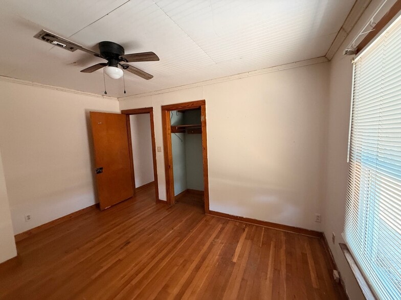 Building Photo - 4900 E Highland Dr