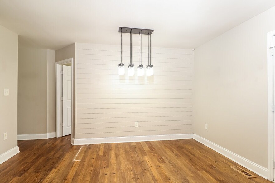 Building Photo - 104 Farmwood Dr