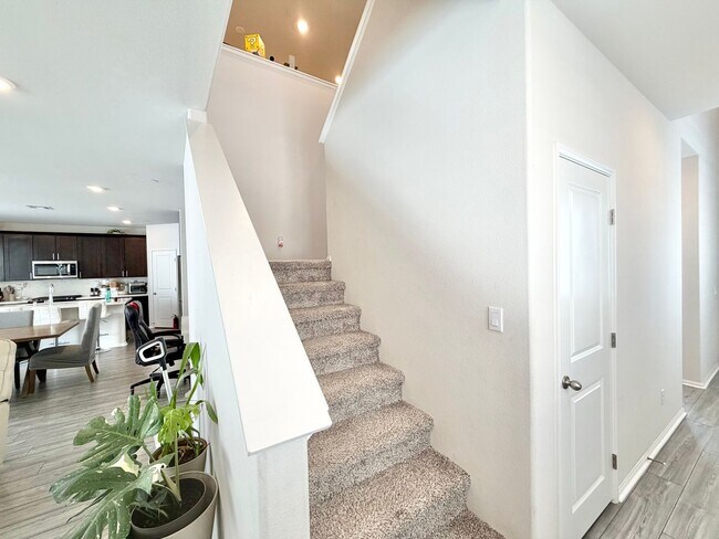 Building Photo - Modern 5 Bedroom 3 Bathroom Home in Tierra Del Sol with INCLUDED Solar & Low-Maintenance Living