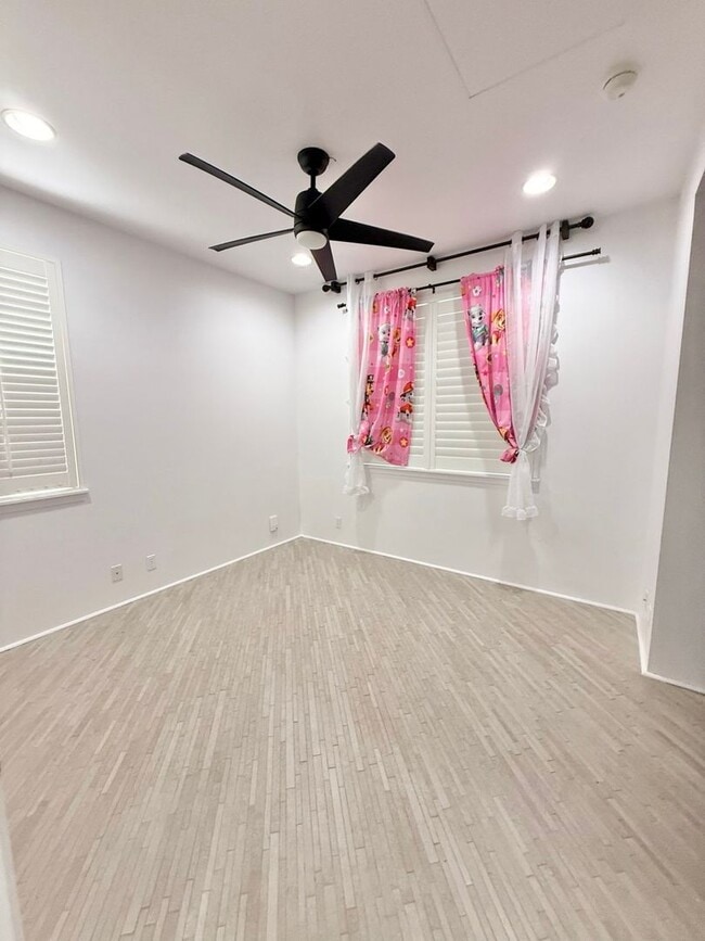 Building Photo - Beautiful 4-Bedroom, 3-Bath Former Model H...