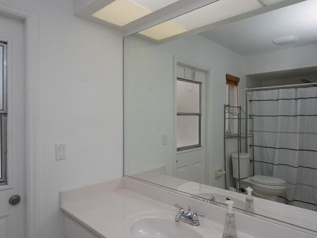 Building Photo - "Spacious 3-Bedroom Pool Home with 2 Baths & 2,075 Sq. Ft. of Comfort in Venice, FL!"