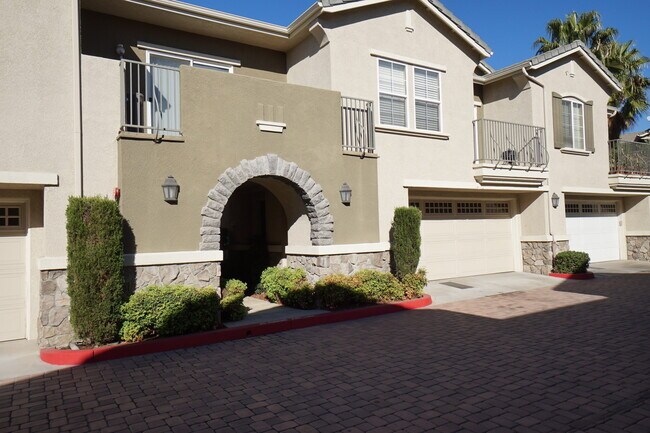 Building Photo - Beautiful 3 Bedroom Condo in Rancho!
