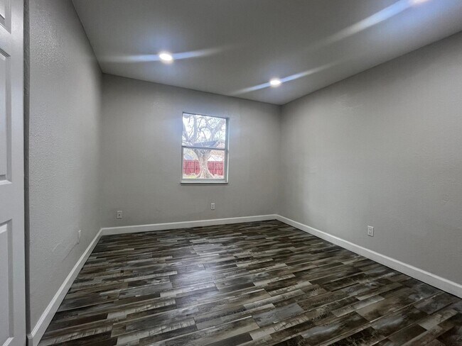 Building Photo - 838 SE Proctor Ln