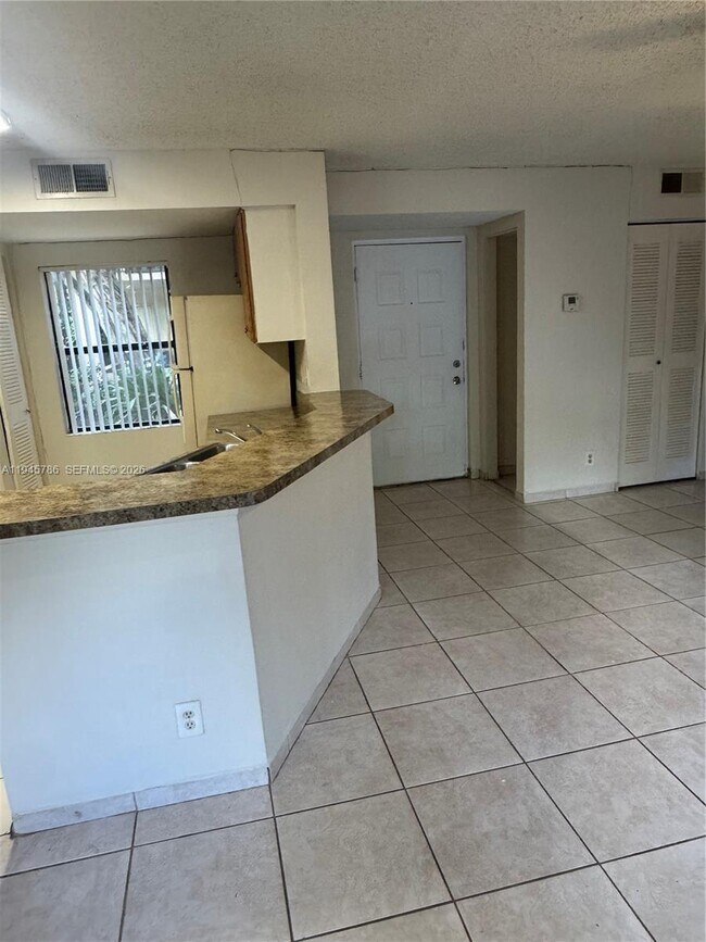 Building Photo - 9999 Summerbreeze Dr