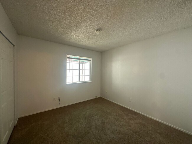 Building Photo - 308 N Riverside Dr