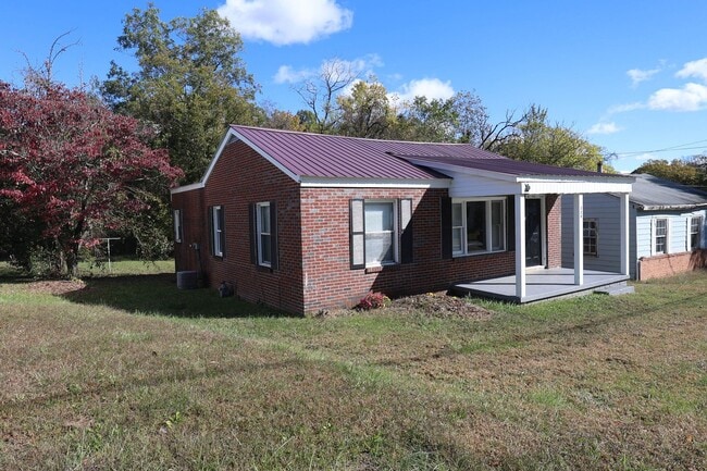 Building Photo - Charming 3 Bedroom Brick Home
