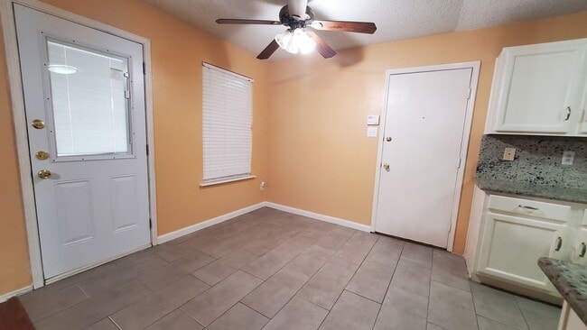 Building Photo - Spacious Four Bedroom