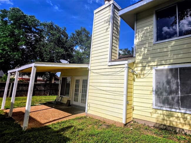 Building Photo - 10526 Chapel Hill Dr