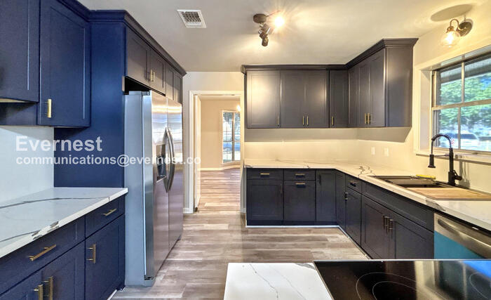 Building Photo - 2101 Lamar Dr