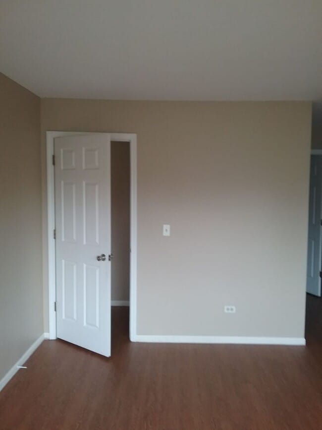 Building Photo - Large 3 Bedroom End Unit Located in the Ke...