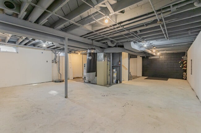 Building Photo - 15824 S Collins Dr