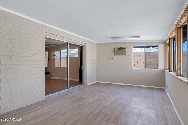 Building Photo - 110 W Del Rio Dr