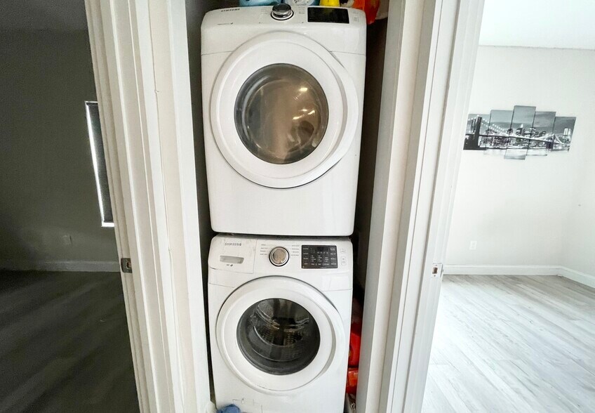 Building Photo - 117 Hillside St