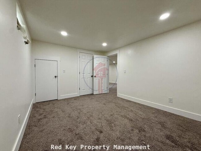 Building Photo - Stansbury Ave Duplex