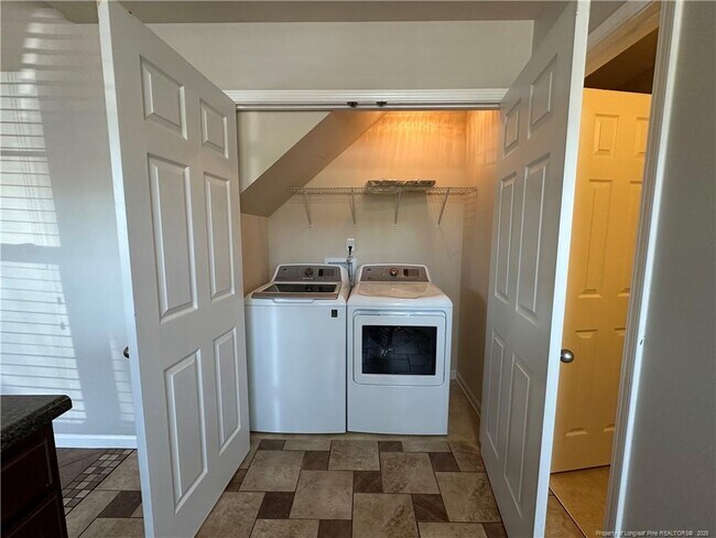 Building Photo - 240 Collinwood Dr