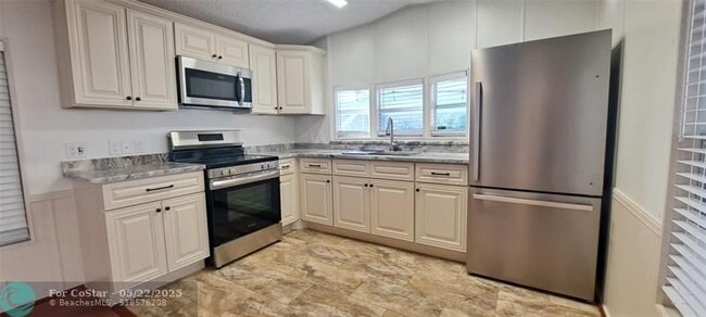 Building Photo - 5362 SE 65th Ave