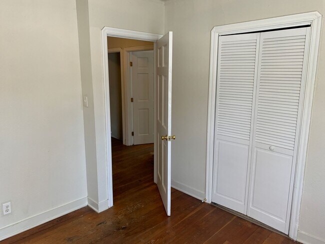 Building Photo - 3 Bedroom plus bonus room! Close to Enloe, CSUC and Downtown