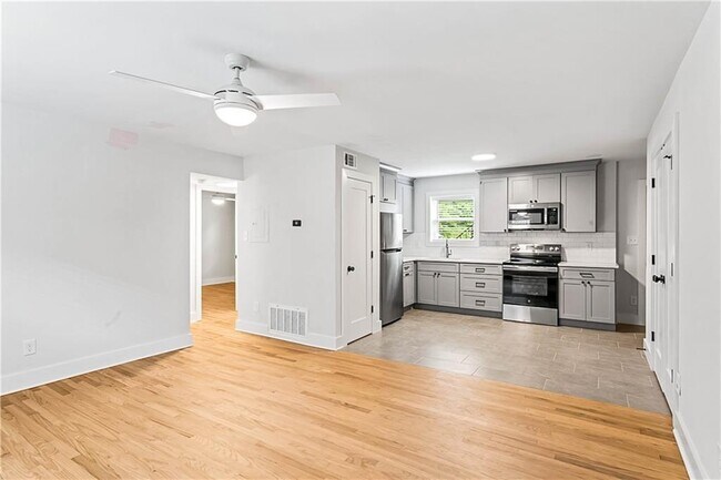 Building Photo - 425 Holderness St SW