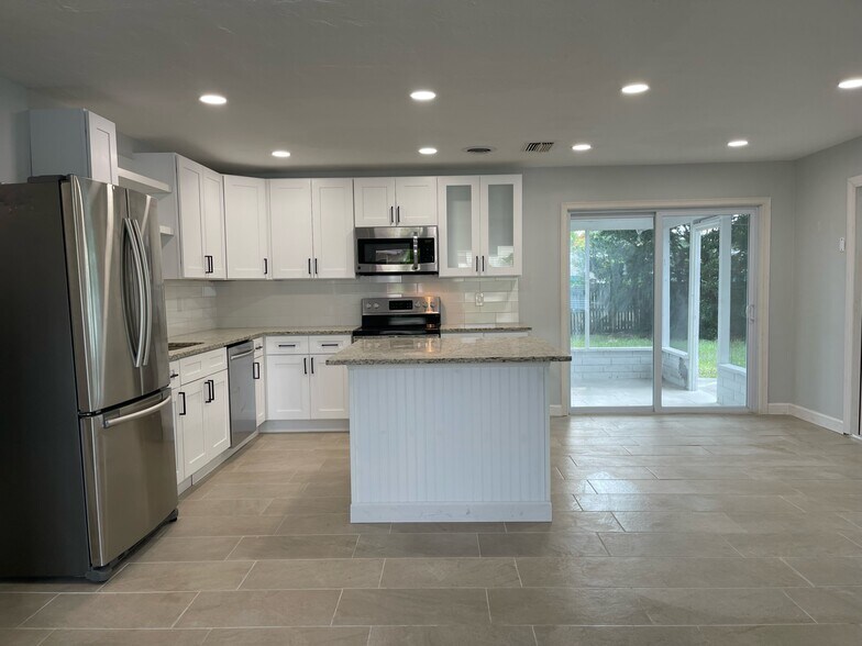 Building Photo - 482 Oakwood Dr