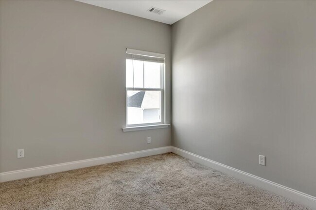 Building Photo - MOVE IN READY BY AUG - 1 -2026