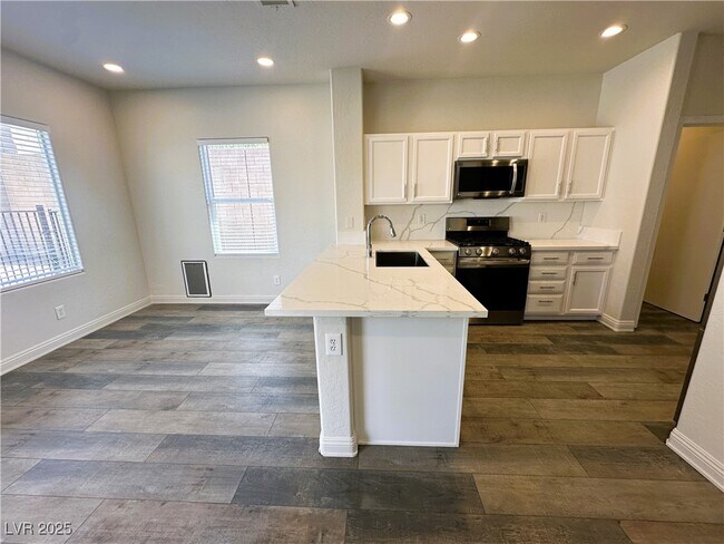 Building Photo - 2664 Strichen Ave