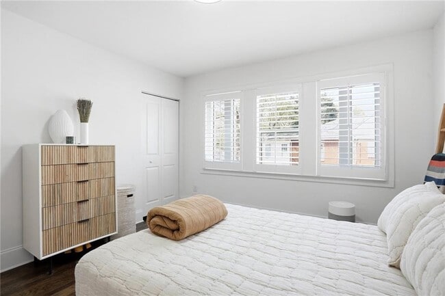 Building Photo - 496 Shannon Dr SW