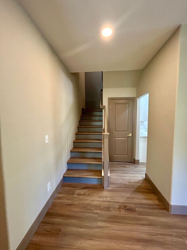 Building Photo - Remodeled and Comfortable Townhome
