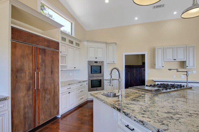Building Photo - 3021 Hidden Valley Ln