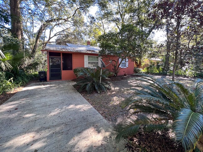 Building Photo - 2BR/1BA Pet Friendly House - available NOW!