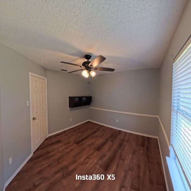 Building Photo - 1209 Montclair Dr