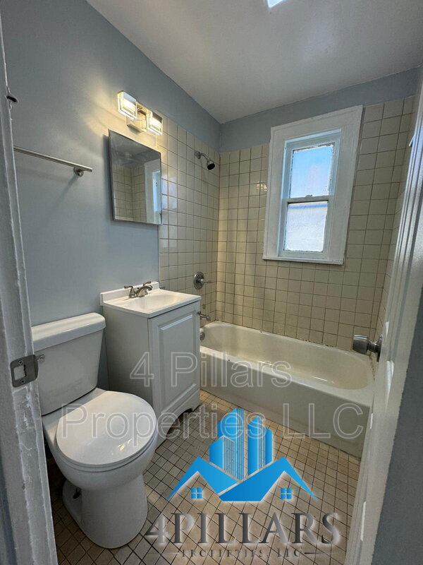 Building Photo - 1115 W 150th St