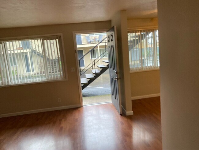 Building Photo - One bed one bath apartment near downtown