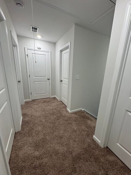 Building Photo - 1054 Crescent Corner Dr