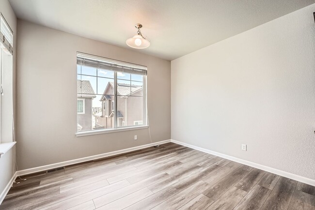 Building Photo - Large Beautiful Rental! Move in by next week!