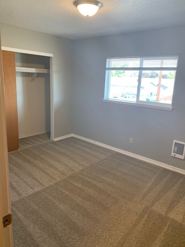 Building Photo - Walk To CWU, Bring The Pets & Enjoy Free WiFi!