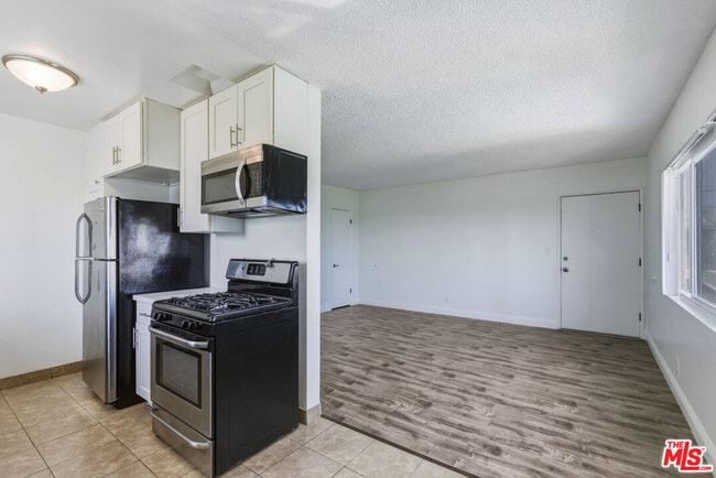 Building Photo - 5117 Crenshaw Blvd