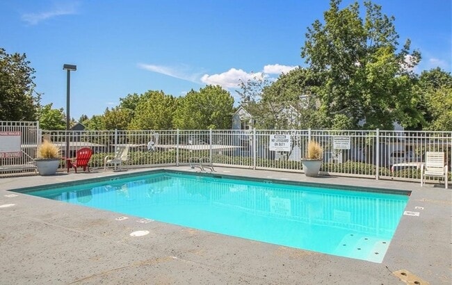 Building Photo - 3 Bed 2 Bath Condo is Available for Rent!