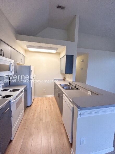 Building Photo - 710 Queens Path