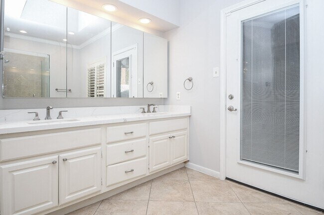 Building Photo - 4402 Jamaica Dr