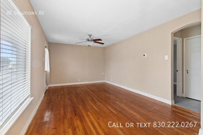 Building Photo - "Charming 2-Bed Oasis in San Antonio: Cozy...