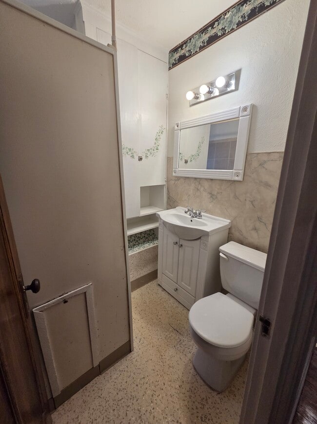 Building Photo - 2400 S Henry St