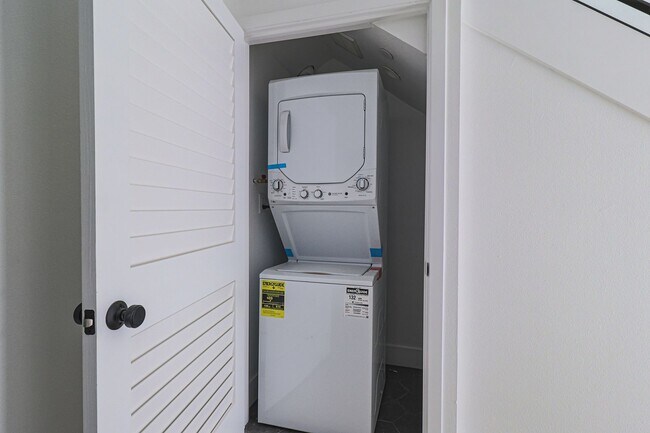 Building Photo - NEW CONSTRUCTION LUXURY 4 BED TOWNHOMES WITH ROOF DECKS