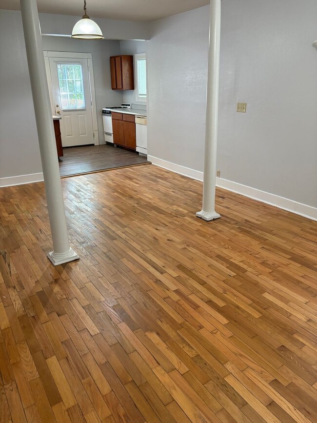 Building Photo - WALKING DISTANCE TO THE U OF A!!!