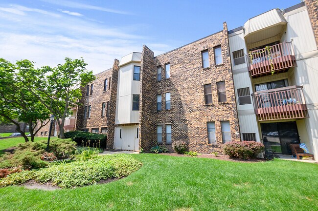 Building Photo - 2214 Country Club Dr