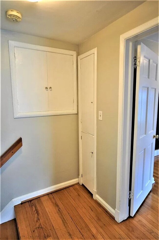 Building Photo - 906 Sylvan Ave