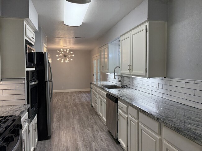 Building Photo - 3601 Oakwood Dr