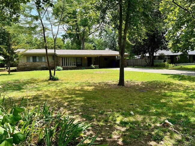 Building Photo - 818 W Timberdell Rd