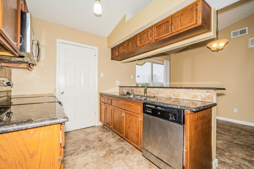 Building Photo - 1205 High Valley Dr