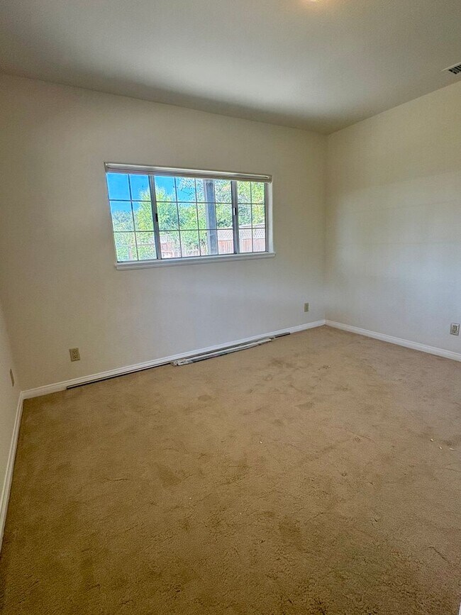 Building Photo - Single Family Home in Oak View!